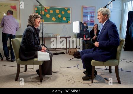 Le secrétaire d'Etat John Kerry partage un rire avec CNN Christiane Amanpour correspondante internationale en chef avant une entrevue à l'ambassade des États-Unis à Londres, le 10 mai 2016. Photo par département d'État américain/UPI Banque D'Images