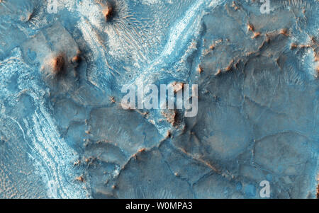 Le Nili Fossae région, vu ici dans ce 5 février 2016, l'image est situé au nord-ouest de la rim Isidis, bassin d'impact est l'une des régions les plus colorés de Mars. Les couleurs sur de nombreuses régions de Mars sont homogénéisés par la poussière et régolithe, mais ici la roche est très bien exposés, sauf lorsqu'il y a des dunes de sable. Les roches ont également diverses compositions, qui produisent des couleurs différentes en infrarouge HiRISE-rouge-bleu des images. Cette région est très ancienne et a eu une histoire géologique complexe, conduisant à des structures intéressantes comme la roche en couches, ainsi que d'autres compositions. NAS Banque D'Images