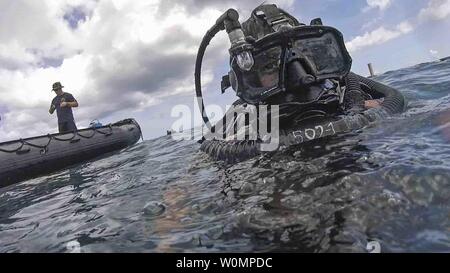 La Marine américaine des explosifs et des munitions (NEM) technicien en charge de l'unité mobile de destruction des engins explosifs (EODMU) 5 participe à une eau très peu profonde (VSW) scénario en cours d'Entraînement Naval Base Tricrab sur Guam, le 17 mai 2016. Tricrab a été un exercice combiné impliquant des forces militaires de cinq pays différents qui se concentre sur le renforcement des relations au sein de la région Asie-Pacifique par le biais de la formation et de l'échange d'informations, d'améliorer l'interopérabilité des NEM et de plongée. Photo de classe 3ème Spécialiste de la communication de masse Alfred A. Coffield/U.S. Navy/UPI Banque D'Images