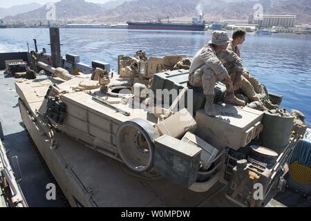 Un M1A1 Abrams tank est transporté par le bateau de débarquement, à l'utilitaire 1635 landing ship dock USS Harpers Ferry (LSD 49) le 28 mai 2016, alors qu'il était en poste dans le golfe d'Aqaba. L'équipage de Harpers Ferry fait partie d'environ 3 000 militaires américains C représentant l'administration centrale de l'USCENTCOM et ses composants C qui participeront à cette yearÕs exercice bilatéral, l'exercice lion avide 16, avec les Forces armées de la Jordanie. Photo de classe 3ème Spécialiste de la communication de masse Zachary Eshleman/U.S. Navy/UPI Banque D'Images