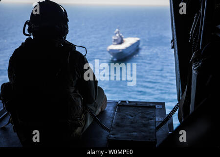 Le Sgt. Brett D. Hankins, chef d'équipe avec l'escadron 263 à rotors basculants Support Marine, Marine à des fins spéciales Les Force-Crisis Response-Africa Tâche, observe à l'arrière d'un MV-22B Balbuzard comme il prend de l'envol de l'assaut amphibie français BPC Dixmude (L9015), dans le golfe de Cadix, Espagne, le 2 mai 2016. SPMAGTF-CR-AF au débarquement des Marines à bord du BPC Dixmude à renforcer encore la coopération bilatérale et l'interopérabilité entre les deux armées. Photo par le Sgt. Kassie L. McDole/U.S. Marine Corps/UPI Banque D'Images
