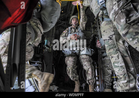 Les soldats de l'armée américaine une sortie C-130J Super Hercules affecté à la 37e Escadron de transport aérien, la base aérienne de Ramstein, en Allemagne, au cours d'une opération aéroportée sur la Normandie de la France, le 5 juin 2016. Cuisine américaine, service français et allemands ont participé à l'opération aéroportée en commémoration de la 72e anniversaire de D-Day. Photo prise par le s.. Timothy Moore/U.S. Air Force/UPI Banque D'Images