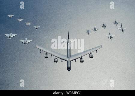 Un United States Air Force ? ?B-52 ? Formation d'un conduit Stratofortress dont deux avions de l'armée de l'air polonaise ? ?F-16 ? Fighting Falcon, quatre U.S. Air Force F-16 Fighting Falcon, deux allemand ? ?Eurofighter ?  ?Les typhons ? Et quatre Suédois ? ? ? Le ?Gripens ? Sur la mer Baltique, le 9 juin 2016. Photo/Senior Airman Erin Babis/U.S. Air Force/UPI Banque D'Images