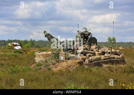 Des soldats américains affectés au 2e Bataillon, 7e Division d'infanterie, 1st Armored Brigade Combat Team, manoeuvrer le M1A2 Paquet d'amélioration du système (SEP) v2 Abrams char de combat principal pendant l'opération Anakonda dans la zone d'entraînement de Szczecin (DPTA) près de Olezno, Pologne, le 9 juin 2016. Anakonda exercice 2016 est un exercice multinational dirigée par la Pologne, qui aura lieu en Pologne du 7 au 17 juin. Cet exercice implique plus de 25 000 participants forment plus de 20 nations. Photo par le Sgt. Ashley En/U.S. Army/UPI Banque D'Images