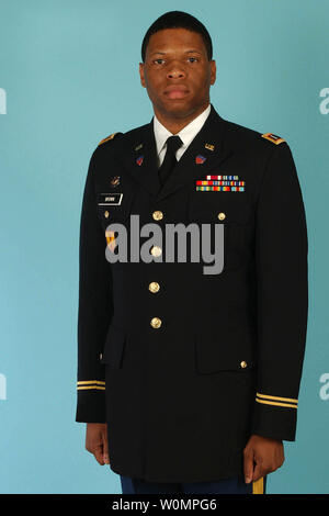 Le capitaine de réserve de l'Armée de Antonio D. Brown, 3e Bataillon, affecté au 383e Régiment, 4e, 85e Brigade de cavalerie en charge la commande de St Louis, Missouri, a été tué dans l'attaque de nuit d'impulsions à Orlando, en Floride, le 12 juin 2016. (Note : photo reflète Brown en tant que premier lieutenant ; son grade actuel est le capitaine) Photo de l'Anthony Taylor/U.S. Réserve de l'armée/UPI Banque D'Images