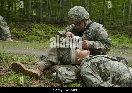 Circuit de l'armée américaine. Daniel Aguilar, affecté à la Compagnie Bravo, 3e bataillon du 172e Régiment d'infanterie, 86e Infantry Brigade Combat Team (montagne), au Vermont, la Garde nationale s'applique à un mannequin de formation bandages au cours d'une voie médicale au Camp d'Ethan Allen Site de formation, Jericho, Vermont, le 14 juin 2016. Voies des soldats au cours de leur formation annuelle pour l'évaluation de sorte qu'ils savent ce qu'ils ont besoin de plus de pratique. Photo par Avery Cunningham/U.S. Army National Guard/UPI Banque D'Images