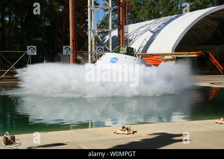 Une version d'essai de l'engin spatial Orion est tiré en arrière comme un pendule et libéré, en tenant une plongée dans les 20 pieds de profondeur au bassin d'impact Hydro le Langley Research Center de la NASA à Hampton, Virginie, le 8 juin 2016. Crash-test dummies portant modification de l'équipe avancée échapper costumes sont bien en place à l'intérieur de la capsule pour aider les ingénieurs à comprendre comment splashdown dans l'océan lors du retour d'une mission de l'espace profond pourrait avoir un impact sur l'équipage et les sièges. NASA Photo de David C. Bowman/UPI Banque D'Images