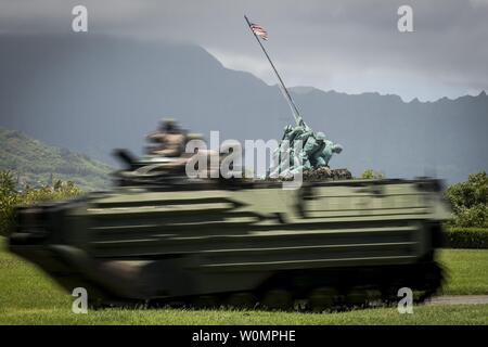 Un véhicule d'assaut amphibie avec Combat Assault Company, 3e Régiment de Marines, les lecteurs par le Pacific War Memorial Base du Corps des marines à bord de New York, le 13 juin 2016. Le CAC Marines ont débarqué après avoir pratiqué des exercices de remorquage dans la baie de Kaneohe d'acquérir une bonne compréhension de ce qu'il faut faire en cas d'un AAV se décompose ou se bloque. Photo par le Sgt. Matthew J. Bragg/U.S. Marine Corps/UPI Banque D'Images