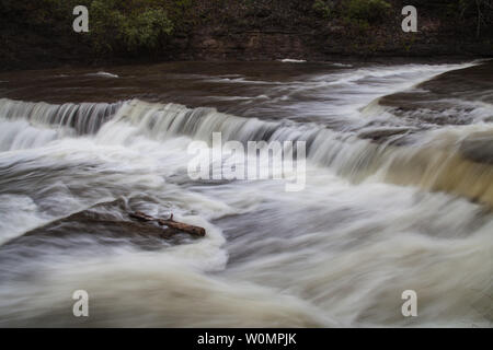 L'eau s'écoule dans le ruisseau de l'automne, Ithaca, NY Banque D'Images