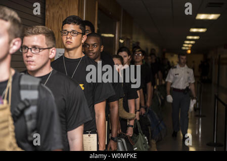 Les Cadets de l'avenir de l'intérieur inprocessing Thayer Hall à la U.S. Military Academy de West Point, N.Y., lors de l'utilisation de R-jour, le 27 juin 2016. Photo par le Sgt. 1re classe Brian Hamilton/U.S. Army/UPI Banque D'Images