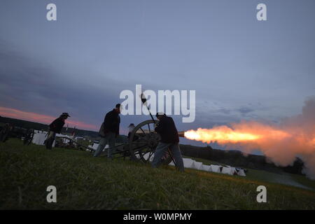 Une équipe d'United States Military Veterans mans et déclenche une guerre civile au crépuscule de l'ère cannon durant la 153e anniversaire de la bataille de Gettysburg, le 3 juillet 2016. Les membres de l'équipe, New York 6e artillerie légère, inclus les anciens combattants de la Marine, Armée de terre, Marine, Armée et garde nationale. Photo Christopher S. Muncy/U.S. Air National Guard/UPI Banque D'Images