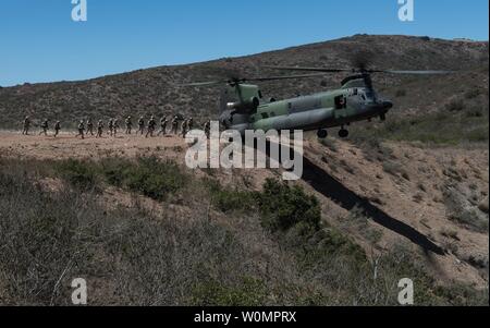 Tireurs d'élite canadiens, les pionniers et les membres de reconnaissance, du 2e Bataillon du Royal 22e Régiment, effectuer l'insertion et l'extraction par Helicopter Training avec un hélicoptère CH-147F Chinook au cours de Rim of the Pacific 2016 Le Camp Pendleton à San Diego, Californie, le 15 juillet 2016. Photo par Marc-André Gaudreault/UPI/Forces armées canadiennes Banque D'Images