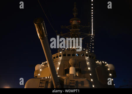 Le Japon d'autodéfense maritime destroyer lance-missiles JS Chokai (DDG 176) montrant le navire robe lors d'une célébration d'artifice du 4 juillet à Joint Base Pearl Harbor-Hickam au cours de Rim of the Pacific 2016. Vingt-six nations, plus de 40 navires et sous-marins, plus de 200 avions et 25 000 personnes participent à l'EXERCICE RIMPAC du 30 juin au 4 août, dans et autour des îles Hawaï et la Californie du Sud. Photo par Ryo Tanaka/JMSDF/UPI Banque D'Images