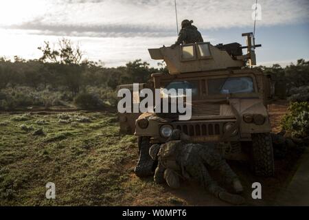 Les Marines américains avec des armes Company, 1er Bataillon, 1e Régiment de Marines, la Force de rotation maritime - Darwin, s'arrêter pour réparer une crevaison à Cultana Domaine de formation, l'Australie du Sud, Australie, Juillet 1, 2016. Les terrains difficiles défis australiens, néo-zélandais, et les forces américaines lors de l'exercice Hamel, un exercice d'entraînement trilatéral pour renforcer la coopération, la confiance et l'amitié. Photo par Mandaline Hatch/U.S. Marine Corps/UPI Banque D'Images