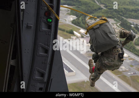Un soldat de l'armée américaine avec la 4e Brigade Combat Team (Airborne), 25e Division d'infanterie, effectue un saut d'entraînement hors d'un C-17 Globemaster III en préparation pour l'Open House Thunder at Joint Base Elmendorf-Richardson, Alaska, le 20 juillet 2016. Photo de James Richardson/U.S. Air Force/UPI Banque D'Images