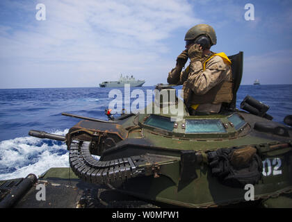 Le Cpl. Mini Ryan communique avec d'autres voies de véhicules amphibie pendant un voyage de navire d'assaut amphibie USS San Diego à la Royal Australian Navy navire amphibie de classe Canberra HMAS Canberra (L02) dans l'océan Pacifique, le 18 juillet, 2016. Les marines participent à l'exercice RIMPAC 2016, un exercice militaire multinationale, du 29 juin au 4 août dans et autour des îles hawaïennes. Photo Christopher Giannetti/U.S. Marine Corps/UPI Banque D'Images