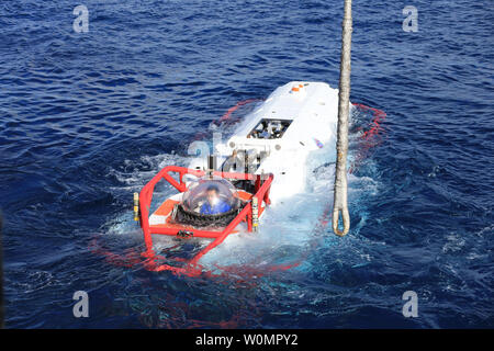 Un marin du navire de sauvetage de sous-marins de la marine chinoise Changdao (867) se trouve dans un sous-marin submersible LR-7 véhicule de sauvetage au large de la côte d'Hawaï faisant suite à une évolution d'accouplement entre le LR-7 et un faux-OTAN siège sauvetage portées par l'USNS Sauvegarder (T-ARS-50), au cours de l'exercice Rim of the Pacific 2016 le 13 juillet 2016. Photo par PLA Navy/UPI Banque D'Images