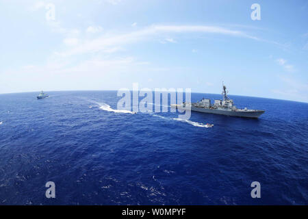 La Marine Chinoise Xian missiles (153) participe à un événement d'interdiction maritime avec le destroyer lance-missiles USS Stockdale (DDG 106), au cours de l'exercice Rim of the Pacific 2016 le 21 juillet 2016. Photo par PLA Navy/UPI Banque D'Images