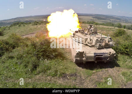 Soldats de la Compagnie Charlie, 3e Bataillon, 116ème Cavalry Brigade Combat Team, la Garde nationale de l'Oregon, participer à un exercice de tir réel interarmes Sabre au cours de l'exercice 16 à la gardienne des terres roumaines Centre de formation de combat des Forces canadiennes près de Cincu, la Roumanie, le 6 août 2016. Photo par John Farmer/U.S. Army/UPI Banque D'Images