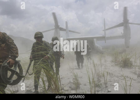 Les Marines américains affectés à Lima compagnie, 3e Bataillon, 3e Régiment de Marines et marines des Philippines une sortie MV-22B Balbuzard pêcheur à l'Armée des Philippines Crow Valley Centre de formation à l'appui d'Air Assault Support Exercices 16.2, le 6 août 2016. La répétition de l'agression de l'Air Support Exercices démontre chaque année aux États-Unis et République des Philippines en faveur de la sécurité mutuelle et notre partenariat de longue date. Photo par Carl King/U.S. Marine Corps/UPI Banque D'Images