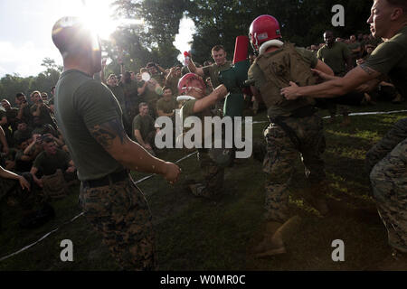 Les Marines et les marins avec l'Équipe de débarquement du bataillon, 3e Bataillon, 6e Régiment de Marines, a participé à un Tuefel, a diet ou Devil Dog, challenge 12 août 2016, le Camp Lejeune N. C. Entreprises lutté l'un contre l'autre en relais sprint, bâton pugilistique vous intéresse, un pull et push-up de la concurrence, au sol et à haute intensité d'un cours de formation tactique. Le terrain a été organisée pour répondre à construire la camaraderie entre les Marines et les marins. BLT 3/6 est une partie de la 24e unité expéditionnaire de Marines. Photo par Matthieu Callahan/U.S. Marine Corps/UPI Banque D'Images