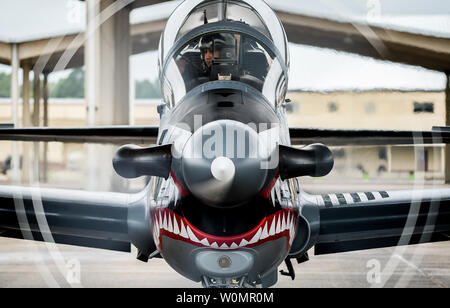 Le capitaine de la Force aérienne colombienne Juan Monsalve, A-29B Super Tucano, pilote se prépare à décoller lors de l'exercice drapeau vert est à base aérienne de Barksdale, en Louisiane, le 17 août 2016. Le Super Tucano est l'Armée de l'air colombienne d'avions plus efficaces actuellement en fonctionnement, fournir un appui aérien à ses forces militaires sur les opérations quotidiennes. Photo par Mozer O. Da Cunha/U.S. Air Force/UPI Banque D'Images