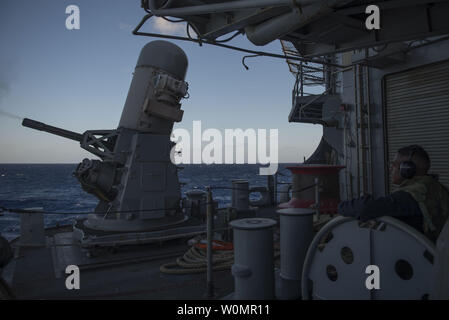 3e classe Controlman feu Franklin Martinez, de Allentown, Pennsylvanie, se trouve un observateur watch au cours d'un système Système d'armes (CWIS) test-le-feu à partir de la plage arrière du navire d'assaut amphibie USS Bonhomme Richard (DG 6) Le 29 août 2016. Bonhomme Richard, navire amiral du Bonhomme Richard, groupe expéditionnaire fonctionne aux États-Unis 7e flotte zone d'opérations à l'appui de la sécurité et de la stabilité dans la région du Pacifique-Indo-Asia. Photo par Kyle Carlstrom/U.S. Navy/UPI Banque D'Images