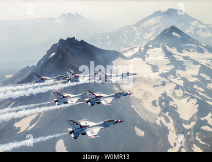 Les Thunderbirds de voler des pilotes sur trois soeurs des pics volcaniques en Oregon pendant leur retour à la Nellis Air Force Base, Nevada, le 29 août 2016. Les Thunderbirds effectuée à l'Airshow et guerrier Expo at Joint Base Lewis-McChord, dans l'État de Washington, 27-28 août. Photo Christopher Boitz/U.S. Air Force/UPI Banque D'Images