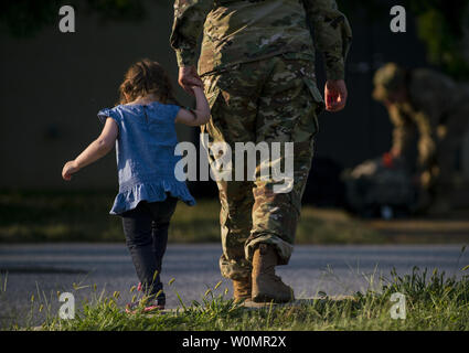 La CPS. Monica Sanchez, une réserve de l'armée américaine la police militaire soldat du 443rd Compagnie de Police Militaire de Owings Mills, Maryland, tient la main de sa nièce, Maisonnette, 2, après son retour d'un déploiement de 10 mois à Guantanamo Bay, Cuba, le 9 septembre 2016. Photo par le Sgt. Michel Sauret/U.S. Réserve de l'armée/UPI Banque D'Images