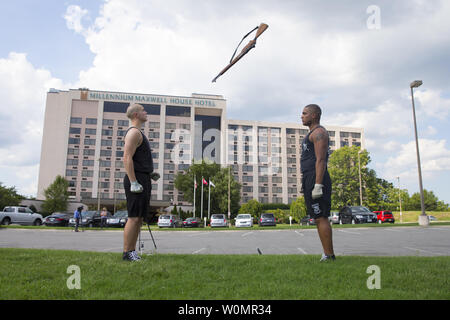 Le Corps des Marines des routines pratiques silencieuse et mouvements à l'extérieur de l'en préparation de la semaine marine au centre-ville de Nashville, Tenn., le 5 septembre 2016. Semaine Marine Nashville est l'occasion pour les gens de la grande région de Nashville pour rencontrer des Marines et en savoir plus sur les corps, et l'histoire, les traditions et la valeur de la nation. Photo par Lance Cpl. Cristian L. Ricardo/U.S. Marine Corps/UPI Banque D'Images