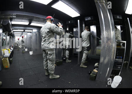 Les instructeurs des armes de combat affecté à la 105e Escadron de défense de la Base, Stewart Air National Guard Base, Newburgh, New York conduite M-9 qualification pistolet avec formation d'aviateurs de la 105e Escadre de transport aérien et de la 107e Escadre de transport aérien, Niagara Falls, New York, à SANGB 20 Septembre, 2016. Aviateurs et soldats de tout l'état ont été activés à l'aide dans les opérations de sécurité autour de la zone métropolitaine de la ville de New York suite à l'explosion et la découverte d'engins explosifs dans la ville et dans le New Jersey la semaine dernière. Photo par Julio A. Olivencia Jr./U.S. Air Force/UPI Banque D'Images