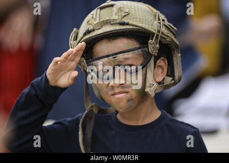Un enfant coréen salue après avoir obtenu son visage peint à Osan Air Base, République de Corée, le 25 septembre 2016, au cours de la puissance aérienne jour 2016. Les membres du service, les familles et les spectateurs coréens line jusqu'à voir l'U.S et République de Corée avions qui étaient sur l'affichage. Les participants ont profité des actes de l'antenne, l'exposition statique, divertissement et plus encore. Photo par Rasheen Douglas/U.S. Air Force/UPI Banque D'Images