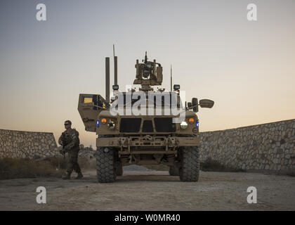 Airman Senior Michael Van Deusen, 455 e Escadron des Forces de sécurité de la Force expéditionnaire de la force de réaction rapide, sort d'une mine-les embuscades (MRAP) véhicule lors d'une patrouille, l'aérodrome de Bagram, en Afghanistan, le 27 septembre 2016. MRAPs sont l'un des nombreux véhicules la 455 e SESF utilisent pour effectuer leurs patrouilles pour garder la piste sécurisée. Photo par Justyn M. Freeman/U.S. Air Force/UPI Banque D'Images