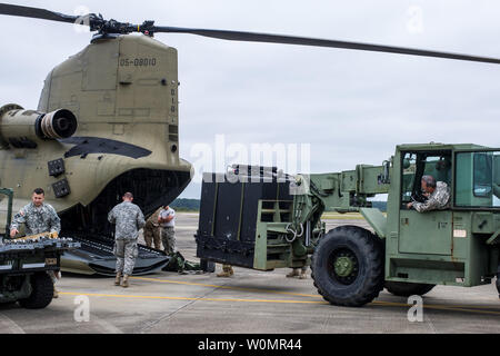 Des soldats américains avec détachement 1, la Compagnie Bravo, 2-238 Soutien général du bataillon de l'aviation, en Caroline du Sud, l'étape de la Garde nationale d'hélicoptères CH-47 Chinook à McEntire Joint National Guard Base, S.C., au cours de son programme d'intervention suite à l'Ouragan Matthew, 5 octobre 2016. Environ 1 400 soldats de la Garde nationale de Caroline du Sud et aviateurs ont été activé le 4 octobre 2016. Leur mission première est l'état et les organismes de gestion des urgences du comté et les premiers intervenants locaux avec les évacuations et les services ou les ressources nécessaires pour aider les citoyens de Caroline du Sud après Gouverneur Nikki Banque D'Images