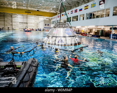 Un groupe de plongeurs de la Marine américaine, l'armée de l'Air pararescuemen et de la Garde côtière des nageurs Orion pratique en cours techniques de rétablissement dans la piscine au centre spatial Johnson de la NASA à Houston le 21 septembre 2016. Il s'agissait de l'Orion permettra de splashdown dans l'océan Pacifique au large de la côte de San Diego à la fin de son vol d'essai avec le système de lancement spatial de l'agence (SLS) rocket pendant l'exploration Mission 1 (EM-1). EM-1, premier vol d'Orion au sommet de la SLS, ouvrira la voie à de nouvelles missions avec des astronautes de la NASA et d'aider à se préparer pour les missions vers Mars. Photo de la NASA par Radislav Banque D'Images