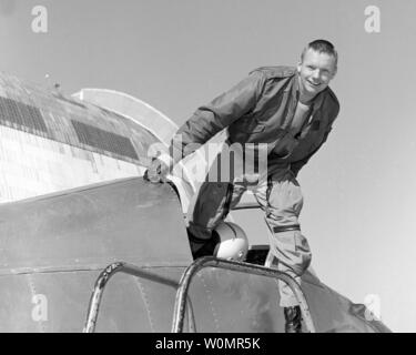 Neil Armstrong est photographié dans le cockpit de l'Ames Bell X-14 avion à l'Ames Research Center de la NASA. Armstrong, le premier homme à marcher sur la lune, est né à Wapakoneta, Ohio, le 5 août 1930. Armstrong a rejoint le National Advisory Committee for Aeronautics (NACA) en 1955. Au cours des 17 dernières années, il était ingénieur, pilote d'essai, astronaute et administrateur pour le NACA et son successeur, la National Aeronautics and Space Administration (NASA). Il a été affecté en tant que pilote de commande pour la mission Gemini 8, d'effectuer avec succès le premier amarrage de deux véhicules dans l'espace. Comme les satellites Banque D'Images