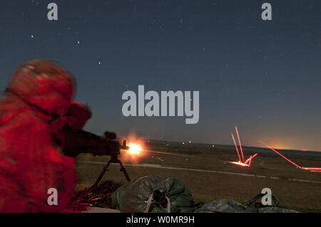 Cpt. Michael Webb, un soldat de réserve de l'armée avec le 316e Corps expéditionnaire (Commande de soutien), basée à Pittsburgh, Pa., incendies un M240B machine gun au cours de qualification nuit à Fort Hood, TX., le 10 octobre 2016. Il s'agit de préparer les soldats de la 316e au cours de leur entraînement préalable au déploiement. Photo par Dalton Smith/U.S. Army/UPI Banque D'Images