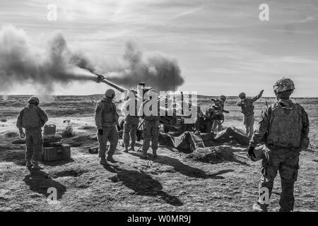 Les soldats de l'Armée américaine affecté à 1er Bataillon, 37e Régiment d'artillerie, 2e Division d'infanterie, artillerie, 7 Division d'infanterie incendie un M777 Howitzer de 155 mm remorqués de l'Orchard Centre d'instruction au combat, New York, le 12 octobre 2016. Les soldats font partie d'un groupe de travail de plus de 1 000 soldats participant à l'ID 7ème Raptor Fury, un important exercice de formation pour valider la 16e Brigade d'aviation de combat a pour mission de préparation. Photo de Brian Harris/U.S. Army/UPI Banque D'Images