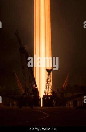 Dans cette longue exposition photo, le vaisseau Soyouz MS-03 est vu le lancement depuis le cosmodrome de Baïkonour à l'équipage Expedition 50 L'astronaute de la NASA Peggy Whitson, le cosmonaute russe Oleg Novitski de Roscosmos, et l'astronaute Thomas Pesquet depuis le cosmodrome de Baïkonour au Kazakhstan, le vendredi 18 novembre, 2016, le Kazakh (temps partiel) (le 17 novembre de l'Est). Whitson, Novitskiy, Pesquet et dépensera environ six mois sur le complexe orbital. Photo de la NASA/Bill Ingalls UPI Banque D'Images