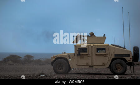 Les soldats de l'Armée américaine à partir de la 3e Bataillon d'infanterie de 1 à 124 Delta Peloton Compagnie, conduite monté M-240 machine gun à la formation d'un champ de tir à Djibouti, Djibouti, le 8 novembre 2016. La formation était destinée à augmenter la précision du soldat et les habiletés de communication. Photo prise par le s.. Kenneth W. Norman/U.S. Air Force/UPI Banque D'Images