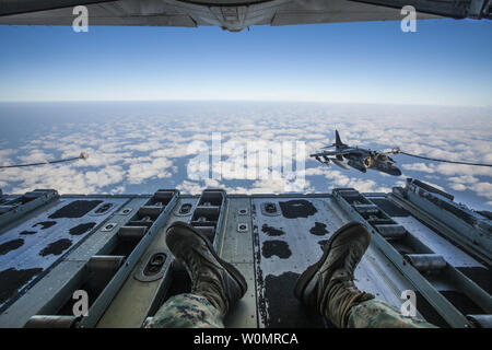 Un U.S. Marine Corps AV-8B Harrier attribué à Marine Attack Squadron (VMA) 223, effectue un ravitaillement aérien près de Marine Corps Air Station Cherry Point, NC, le 15 novembre 2016. L'Escadron de transport de ravitaillement aérien maritime 252 ont participé à une transformation en exercice avec VMA-223, l'Escadron de Guerre électronique tactique maritime 3, et marines de l'escadron 365 à rotors basculants moyen de maintenir l'interopérabilité entre les services. Photo par Lance Cpl. Anthony J. Brosilow/U.S. Marine Corps/UPI Banque D'Images