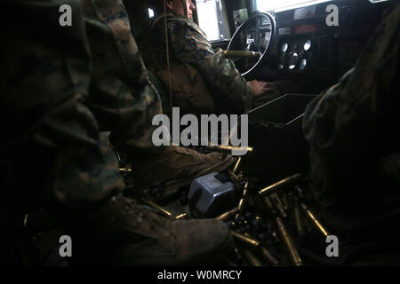 Coquilles de la mitrailleuse .50 Cal. drop dans un véhicule à roues multi-usage de la mobilité lors d'un exercice d'entraînement à Camp Lejeune en Caroline du Nord, le 29 novembre 2016. Marines avec des armes Company, 2e Bataillon, 2e Régiment de Marines a exécuté une gamme de tir réel à l'aide d'HMMWVs pour simuler le souffle sur un objectif. Photo par le Cpl. Sean J. Berry/U.S. Marine Corps/UPI Banque D'Images