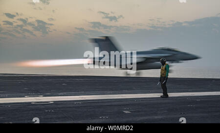 Maître de 3e classe Quinton Carter, de Dallas, se dresse comme une catapulte d'observateur de la sécurité sur le pont du porte-avions USS Dwight D. Eisenhower (CVN 69) (Ike) le 22 novembre 2016. Ike et son groupe aéronaval sont déployés à l'appui de l'opération inhérents à résoudre, les opérations de sécurité maritime et les efforts de coopération en matière de sécurité dans le théâtre dans la 5e flotte américaine zone d'opérations. Photo par Seaman Joshua Murray/U.S. Navy/UPI Banque D'Images