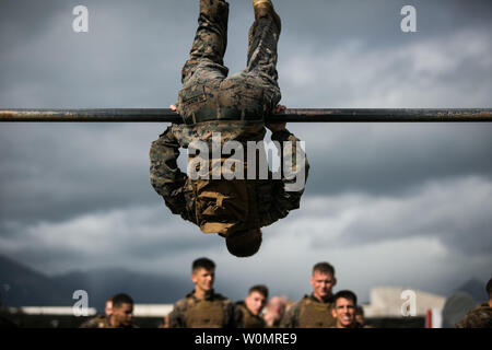 Marine affecté à un cours d'instructeur d'Arts Martiaux 1-17, renverse plus d'un bar et de terminer une course à obstacles au cours d'une Base du Corps des marines à bord MAIC New York, le 15 décembre 2016. MAIC est un cours de trois semaines qui a mis les déposants grâce à une formation rigoureuse visant à inculquer l'esprit d'équipe et de développer les capacités de leadership nécessaires pour qu'un Marine Corps Arts Martiaux instructeur d'un programme de charger des classes. Photo par le Sgt. Brittney Vella/U.S. Marine Corps/UPI Banque D'Images