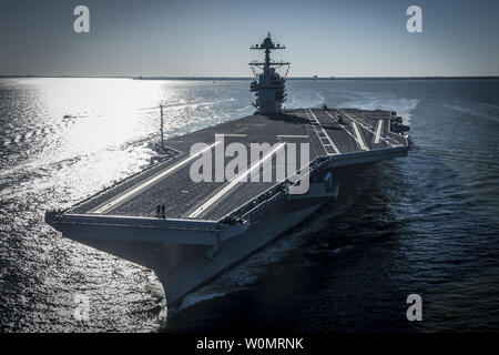 L'avenir USS Gerald R. Ford (CVN 78) voiles sur son moteur pour la première fois hors de Newport News, en Virginie, le 8 avril 2017. La première classe de navire -- le premier porte-avions américain nouveau design en 40 ans -- va passer plusieurs jours à effectuer des essais en mer du constructeur, un test complet de bon nombre des principaux systèmes du navire et des technologies. U.S. Navy photo by Mass Communication Specialist 2e classe Ridge Leoni/UPI Banque D'Images