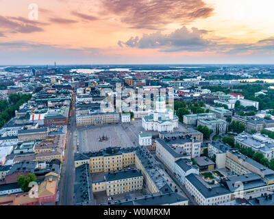 Vue aérienne de Helsinki magnifique au coucher du soleil. Ciel bleu et nuages et bâtiments colorés. Helsinki, Finlande. Banque D'Images