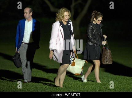 De gauche à droite : Conseiller principal Stephen Miller, Sous-conseiller pour la sécurité nationale, K. T. McFarland, Directeur de la Maison Blanche et des communications stratégiques espère Hicks .marcher sur la pelouse Sud de la Maison Blanche à Washington, DC après son retour avec le Président des Etats-Unis, Donald J. Trump d'un week-end à la Trump National Golf Club à Bedminster, New Jersey le dimanche 7 mai, 2017. Photo par Ron Sachs/UPI Banque D'Images