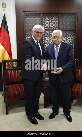 Le président palestinien Mahmoud Abbas (R) rencontre le président allemand Frank-Walter Steinmeier dans la ville de Ramallah, en Cisjordanie, le 9 mai 2017. Photo par Mohamad Torokman/UPI Banque D'Images