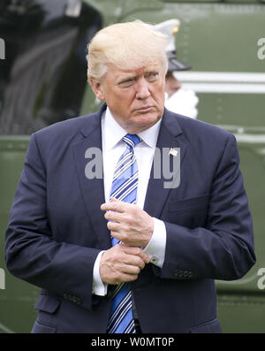 Le Président des Etats-Unis, Donald J. Trump promenades sur la pelouse Sud de la Maison Blanche à Washington, DC après un voyage à Lynchburg, Virginie de faire des remarques à l'Université Liberty cérémonie le samedi 13 mai, 2017 Photo par Ron Sachs/UPI Banque D'Images