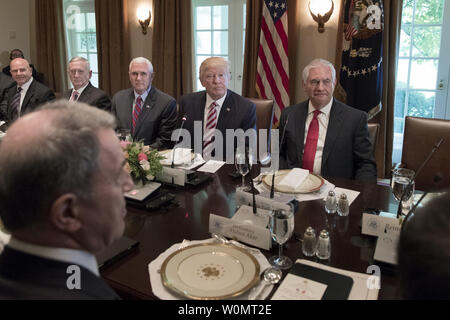 Le président américain, Donald J. Trump (C) siège avec les membres de son administration, le Conseiller pour la sécurité nationale, H.R. McMaster (L), le secrétaire américain à la Défense, James Mattis (2-L), le Vice-président américain Mike pence (3-L) et secrétaire d'État Rex Tillerson (R) au cours d'un déjeuner avec le président de la Turquie, Recep Tayyip Erdogan (pas sur la photo) et les membres de la délégation turque, dans la salle du Cabinet de la Maison Blanche à Washington, DC Le 16 mai 2017. Trump et Erdogan face à la question de l'élaboration de la coopération dans la lutte contre le terrorisme que la Turquie s'oppose à l'armement des forces kurdes en Syrie. Photo par Micha Banque D'Images